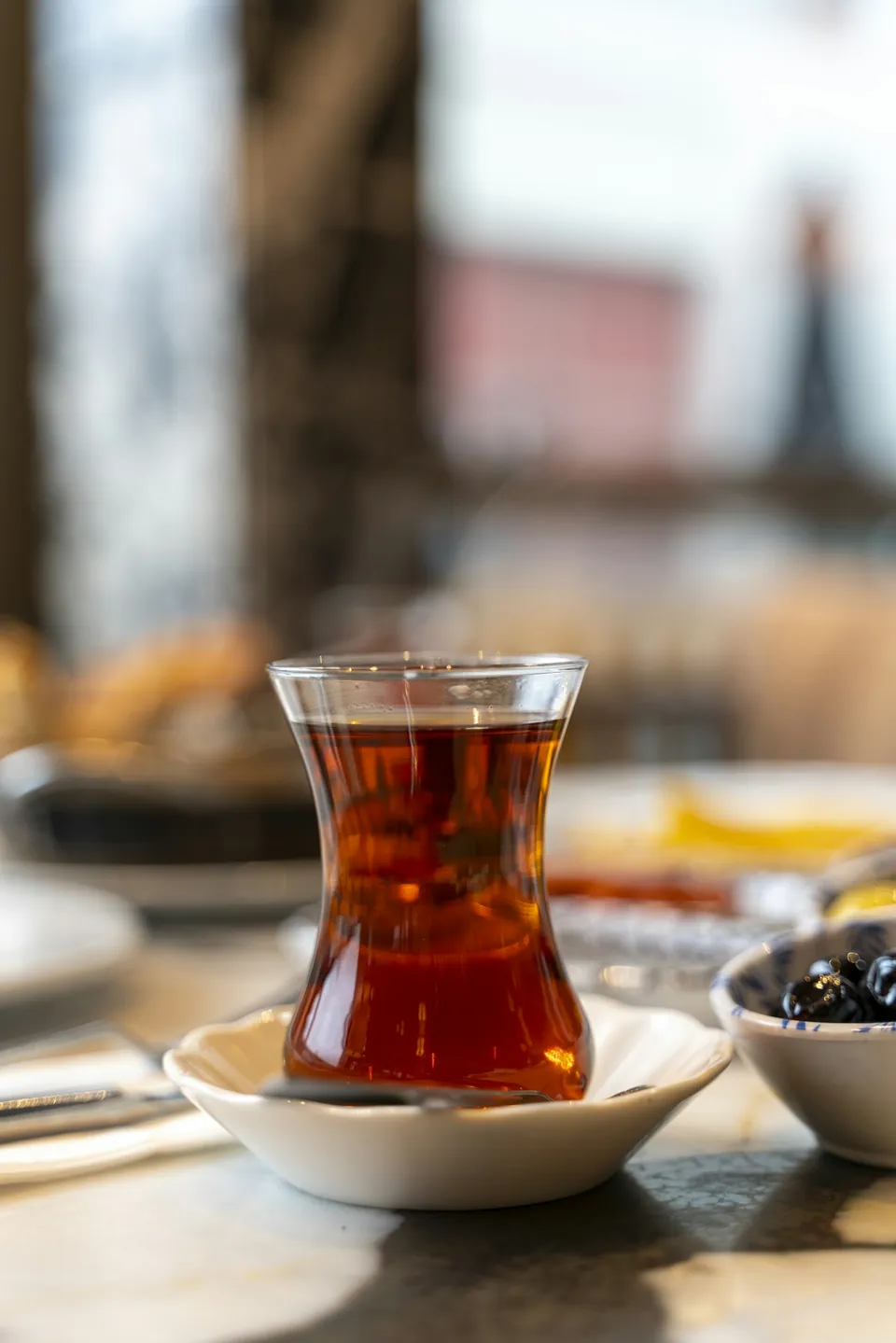 İnce belli bardakta Türk çayı