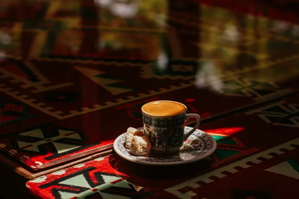 Kilim desenli masada Türk kahvesi