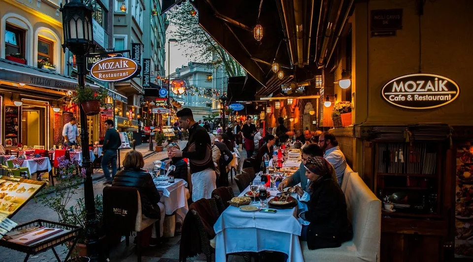 İncili Çavuş Sokağı’nda İncili Mozaik’in masaları ve tabelası