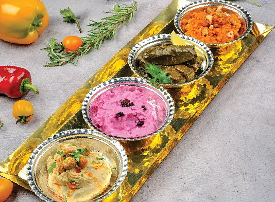 Altın tepside humus, Pembe Sultan, yaprak sarma ve muhammara