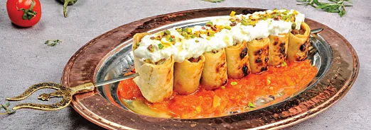 Bakır tepside fıstıklı ve yoğurtlu Mozaik Kebap